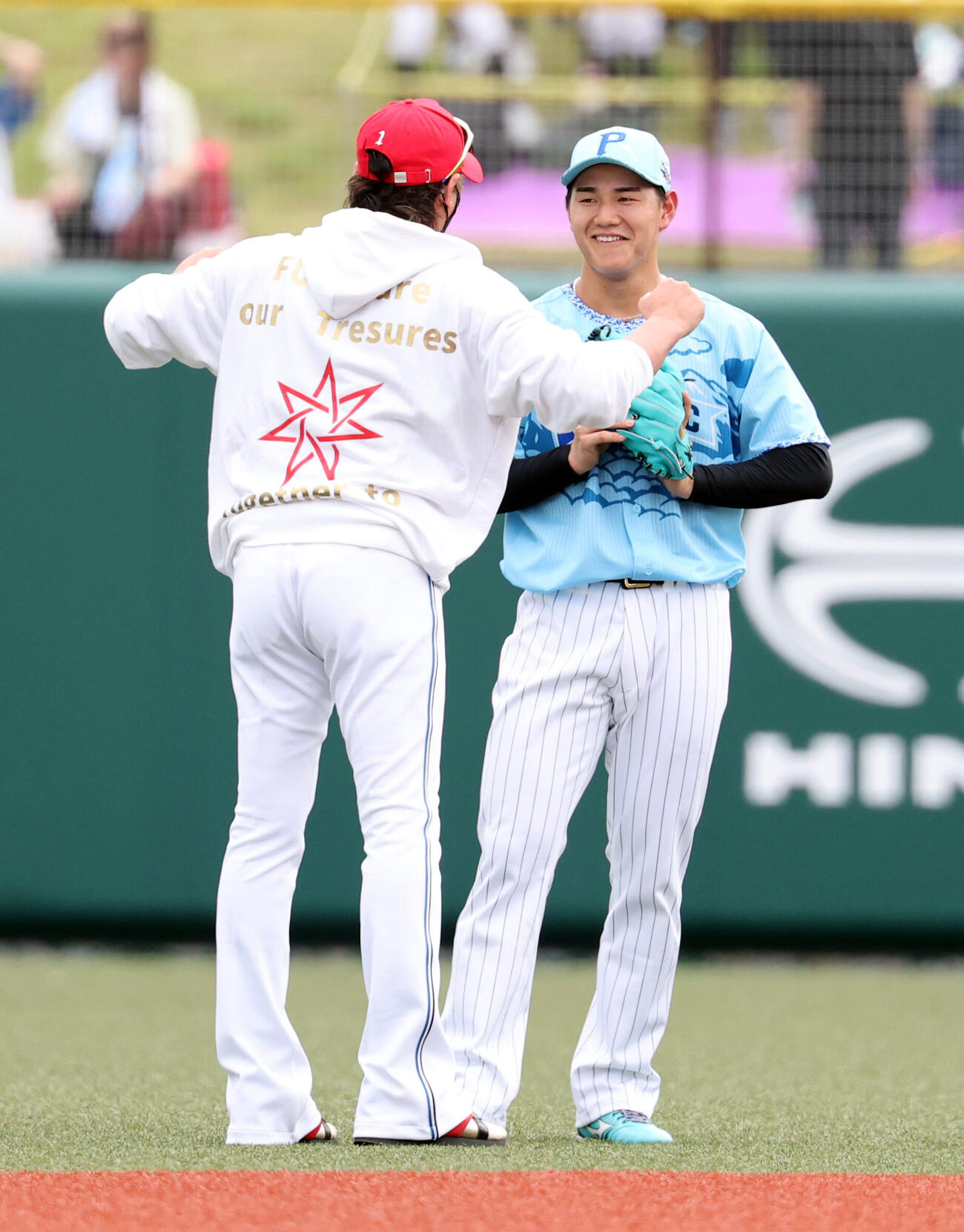 全パ対全セ　試合前、日本ハム新庄剛志監督（手前）と談笑するロッテ西川史礁（撮影・浅見桂子）