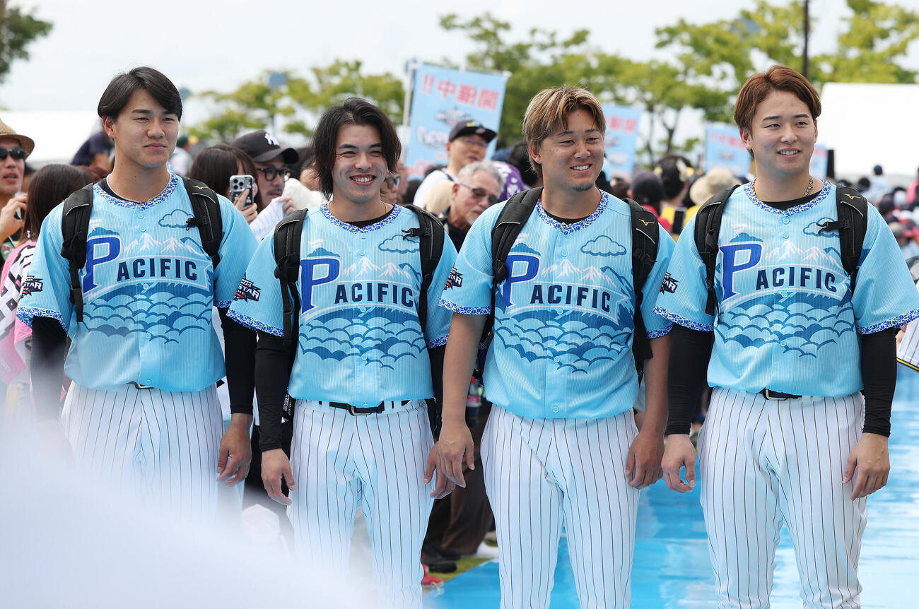 全パ対全セ　ブルーカーペットに参加したロッテの選手たち。左から西川史礁、小川龍成、鈴木昭汰、横山陸人（撮影・前田充）