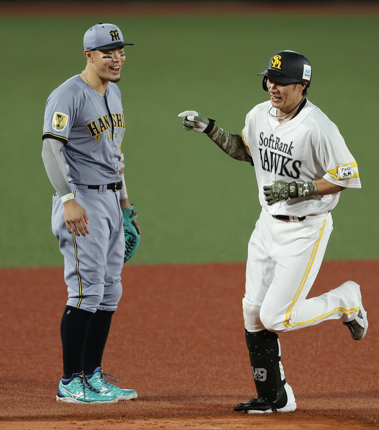 全パ対全セ　3回裏全パ2死一、二塁、3点本塁打を放った柳田悠岐（右）と声をかける佐藤輝明（撮影・前田充）