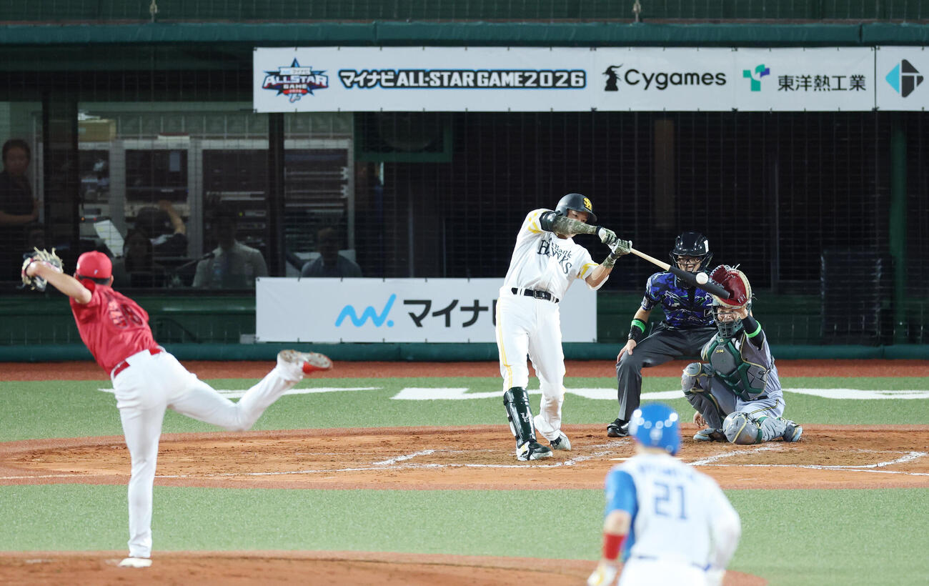 全パ対全セ　3回裏全パ2死一、二塁、3点本塁打を放つ柳田悠岐。投手遠藤淳志（撮影・宮地輝）