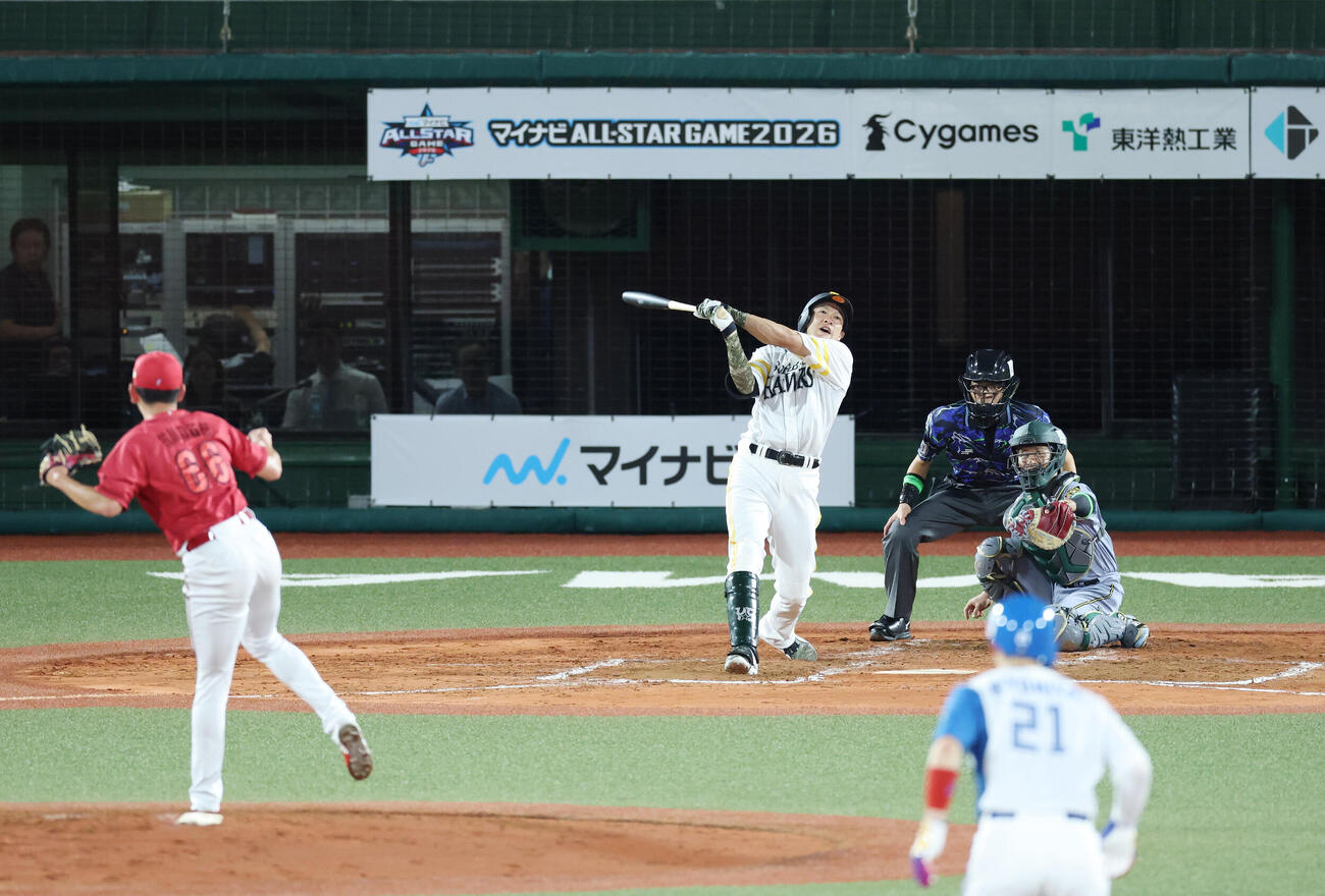 全パ対全セ　3回裏全パ2死一、二塁、3点本塁打を放つ柳田悠岐。投手遠藤淳志（撮影・宮地輝）