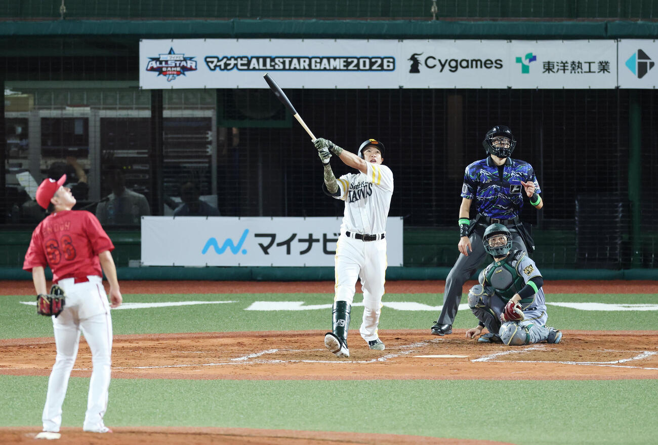 全パ対全セ　3回裏全パ2死一、二塁、3点本塁打を放つ柳田悠岐。投手遠藤淳志（撮影・宮地輝）
