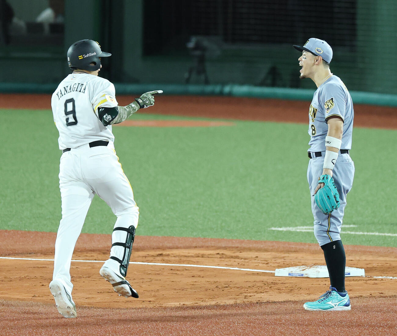 全パ対全セ　3回裏全パ2死一、二塁、3点本塁打を放ち佐藤輝明（右）と言葉を交わす柳田悠岐（撮影・宮地輝）