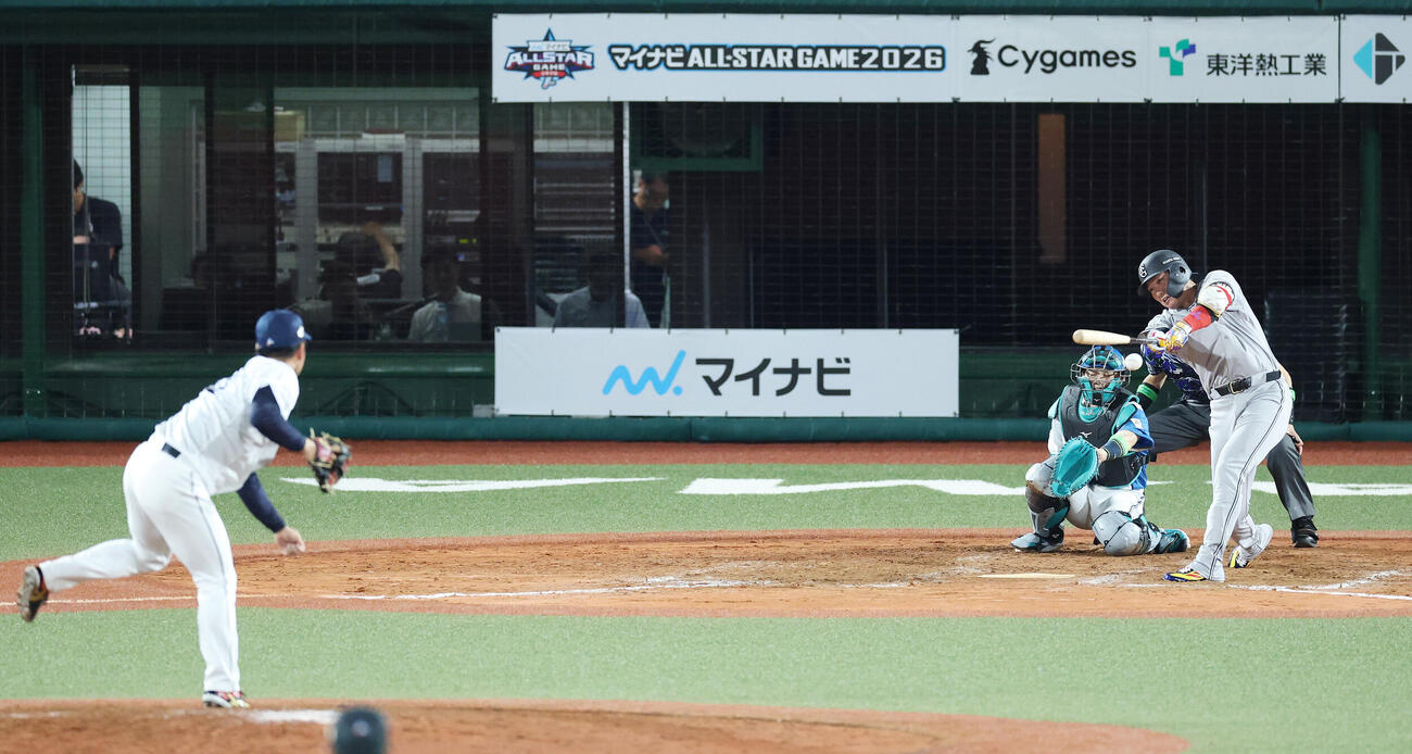 全パ対全セ　9回表全セ無死、左前打を放つ坂本勇人。投手岩城颯空（撮影・宮地輝）