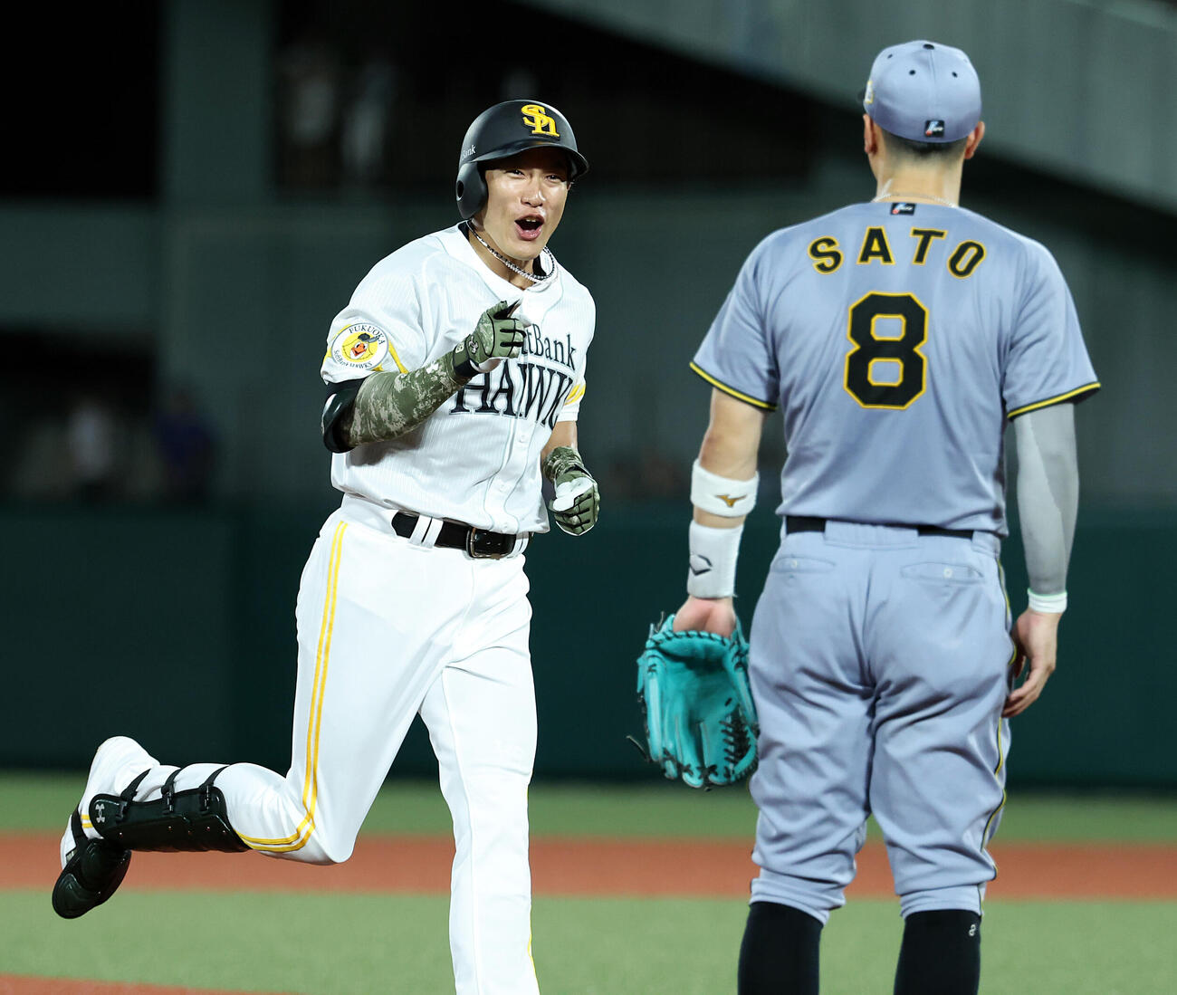 全パ対全セ　3回表全セ2死一、二塁、3点本塁打を放った柳田悠岐（左）は佐藤輝明に笑顔を向けて三塁を回る（撮影・浅見桂子）