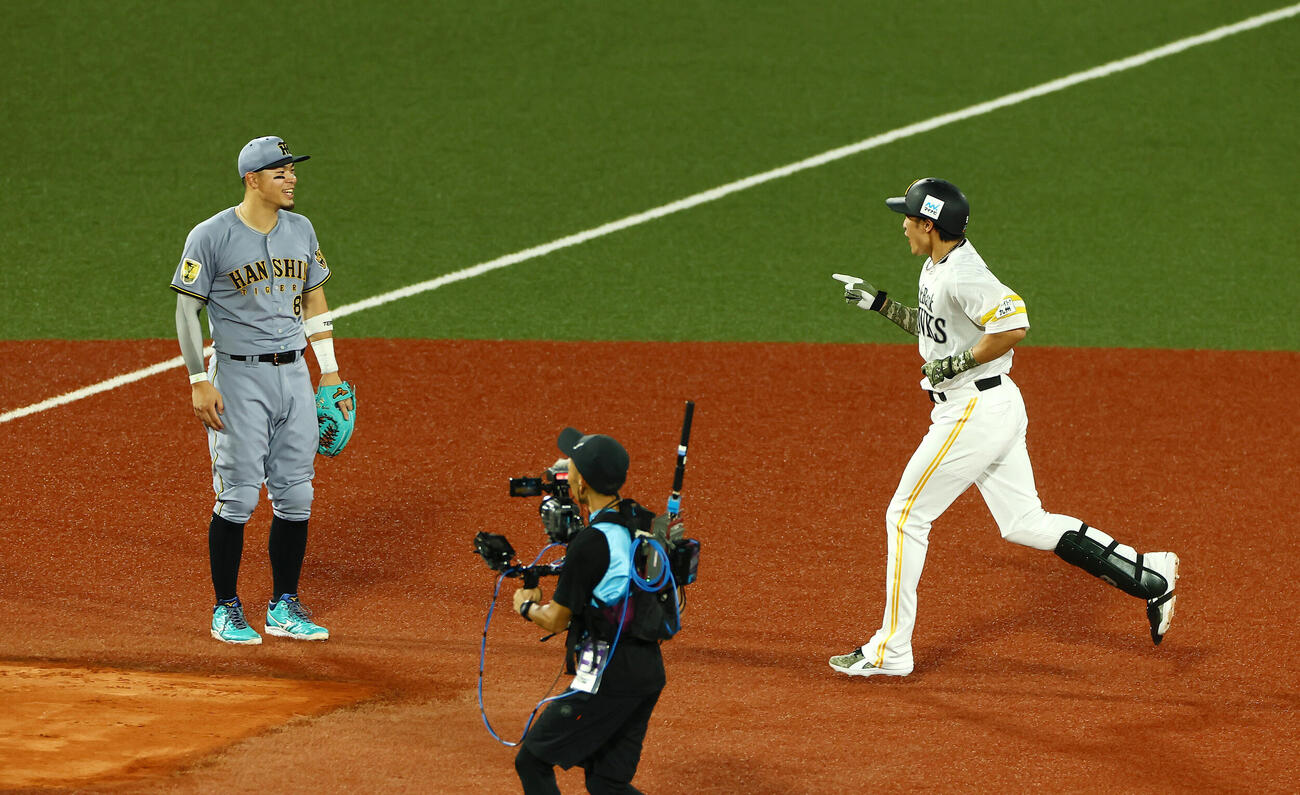 全パ対全セ　3回裏全パ2死一、二塁、柳田悠岐（右）は左越え3点本塁打を放ち佐藤輝明と言葉をわかしてダイヤモンドを1周する（撮影・加藤哉）