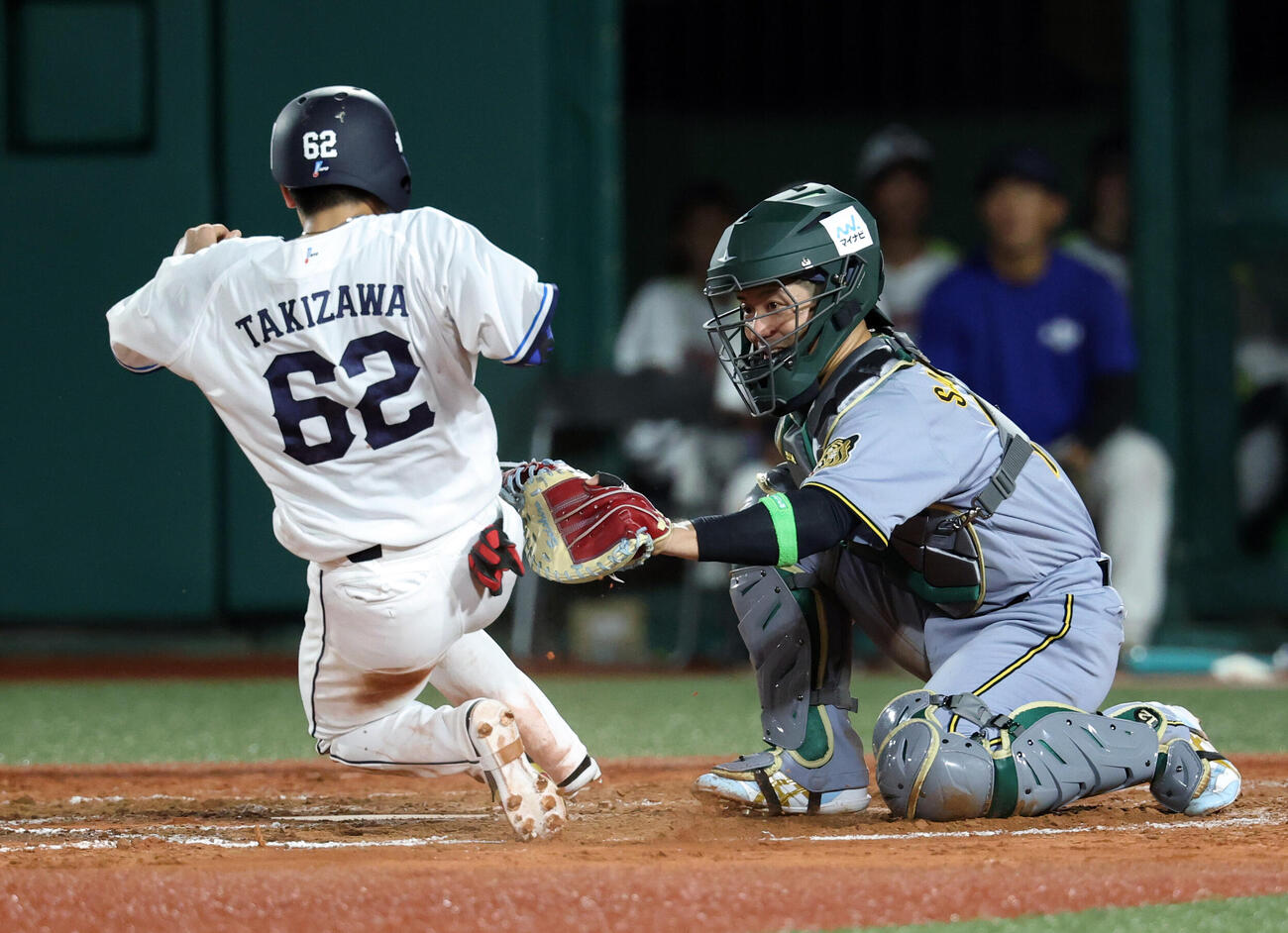 全パ対全セ　4回裏全パ1死三塁、西川龍馬の左飛でタッチアップで本塁を突いた滝沢夏央（手前）だが相手好返球で阻止される。捕手坂本誠志郎（撮影・浅見桂子）