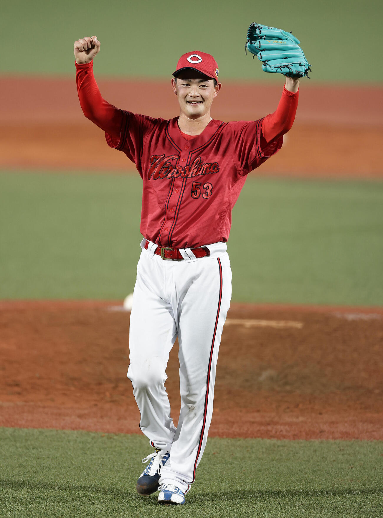 全パ対全セ　全パに勝利し喜ぶ全セ岡本駿（撮影・前田充）