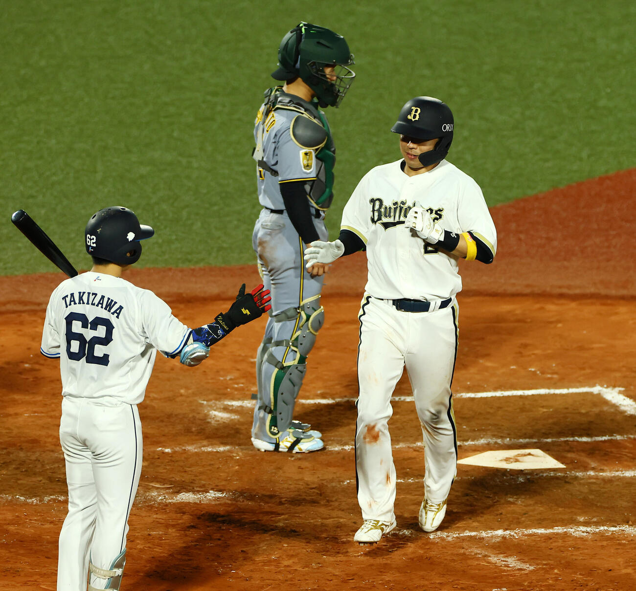 全パ対全セ　4回裏全パ無死一、三塁、打者滝沢夏央のとき一走村林一輝がスタートし二盗に成功。その間に三走若月健矢が生還（撮影・加藤哉）