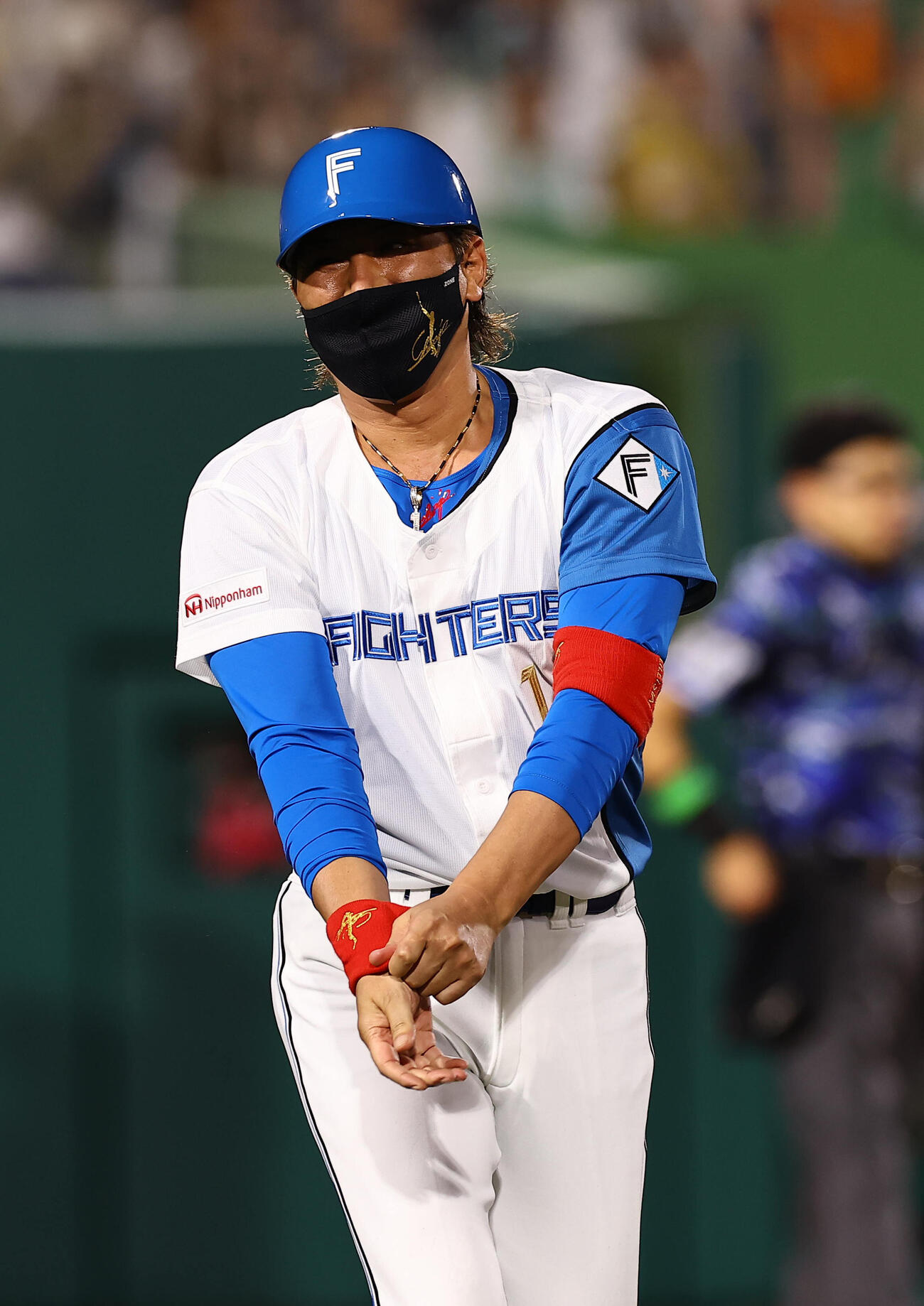 全パ対全セ　4回、新庄剛志コーチはリストバンドでサインを出す？（撮影・上田博志）