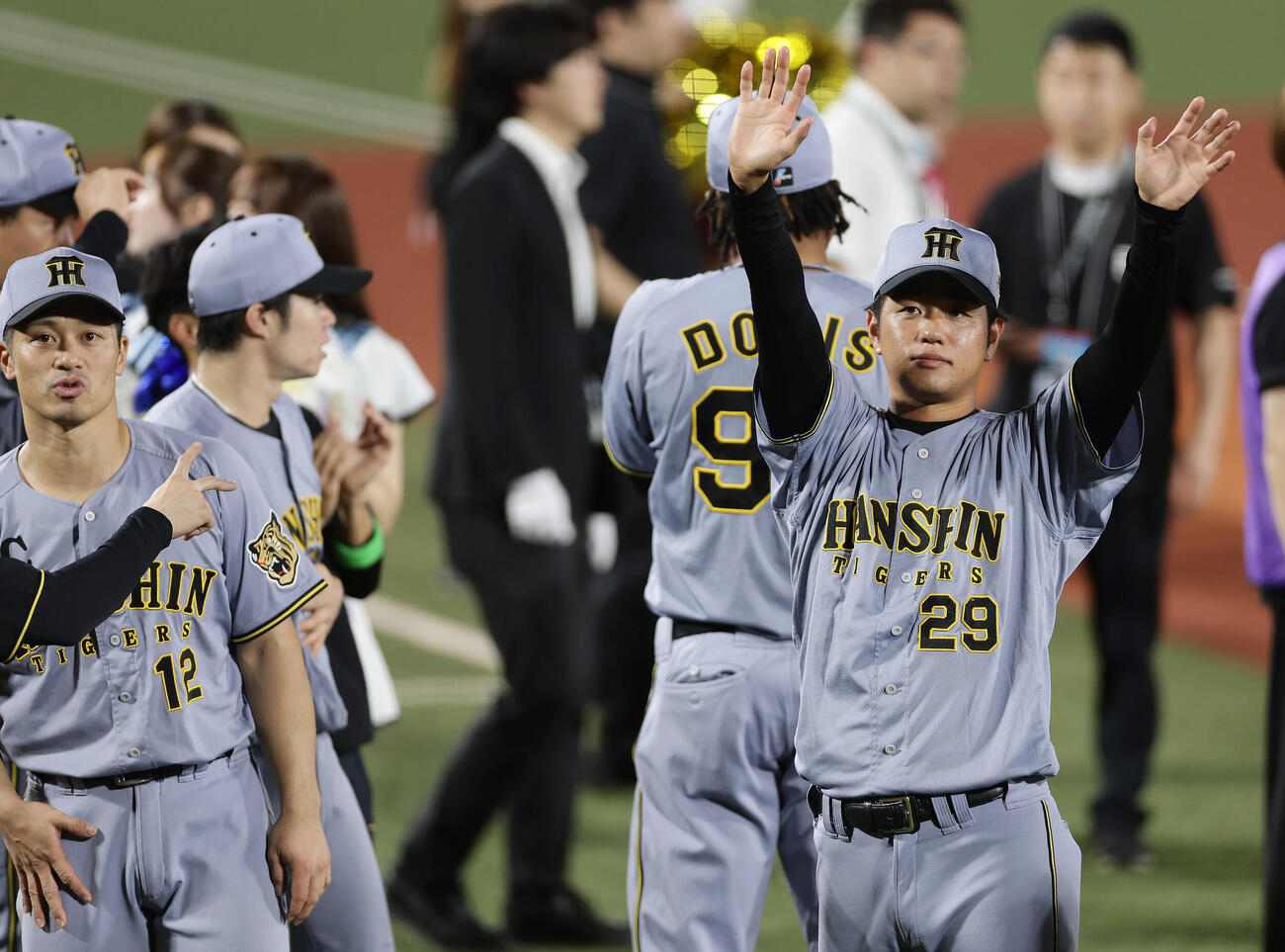 全パ対全セ　試合後、ファンに手を振る阪神高橋遥人（右）（撮影・前田充）