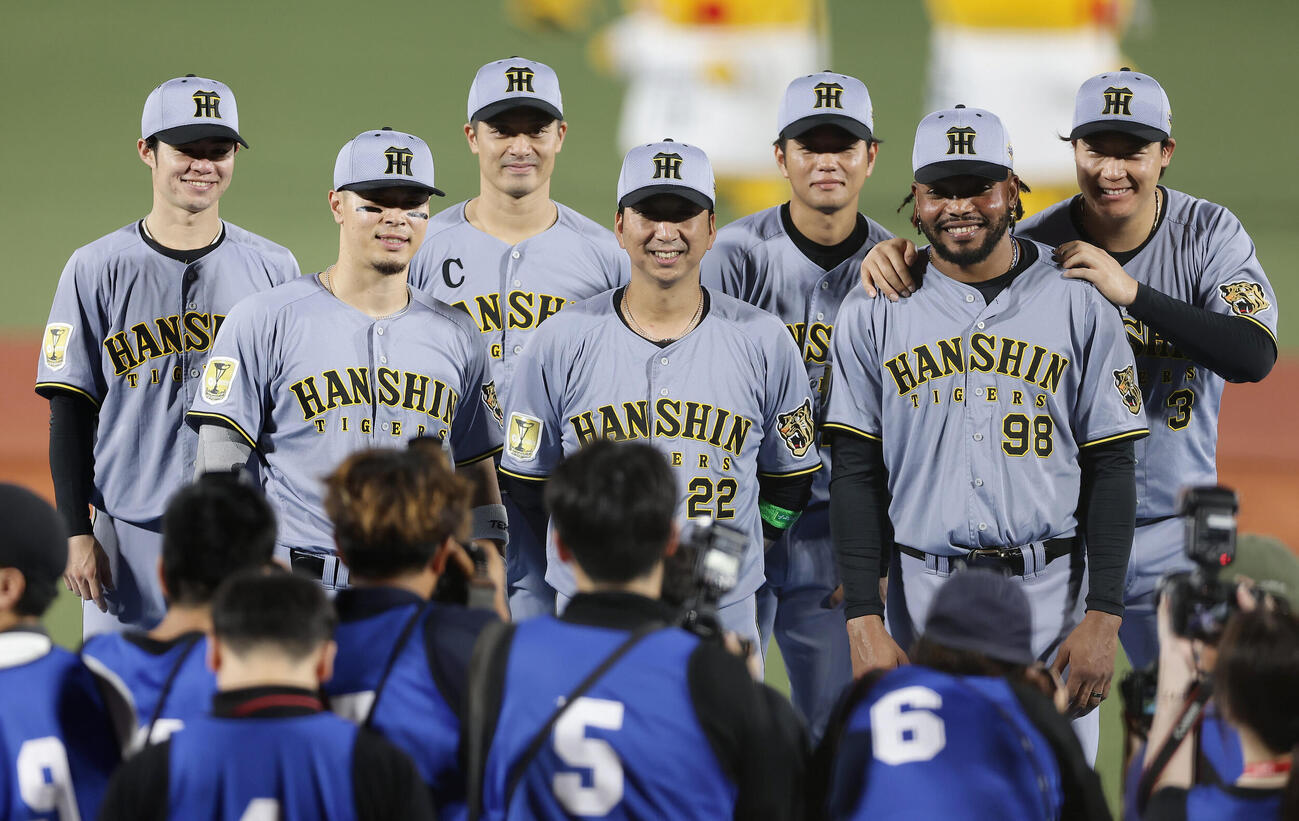 全パ対全セ　試合後、記念写真に納まる阪神の選手たち。左から中野拓夢、佐藤輝明、坂本誠志郎、藤川球児監督、高橋遥人、ラファエル・ドリス、大山悠輔（撮影・前田充）