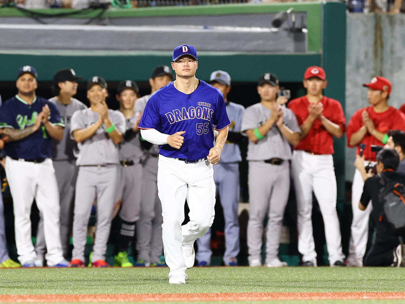 全パ対全セ　MVPの細川成也は全セの選手の拍手を受けながら表彰に向かう（撮影・上田博志）