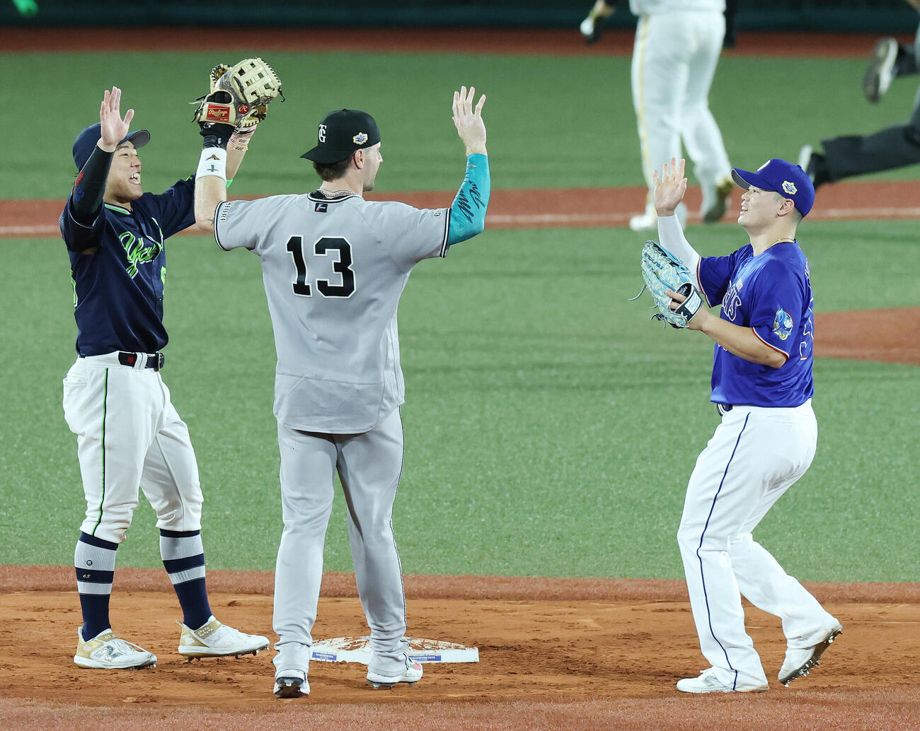 全パ対全セ　勝利のタッチを交わす全セ細川成也（右）ら（撮影・宮地輝）