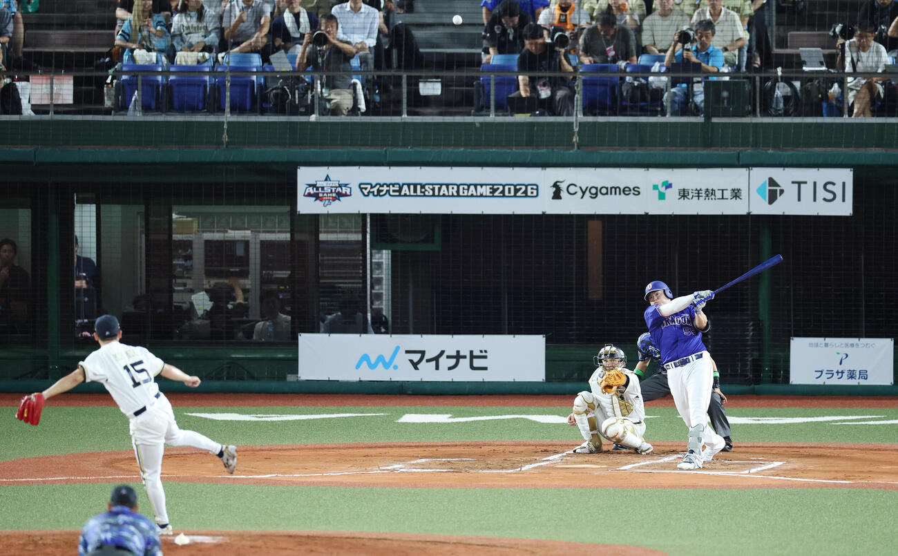 全パ対全セ　6回表全セ1死一塁、2点本塁打を放つ細川成也。投手椋木蓮（撮影・宮地輝）