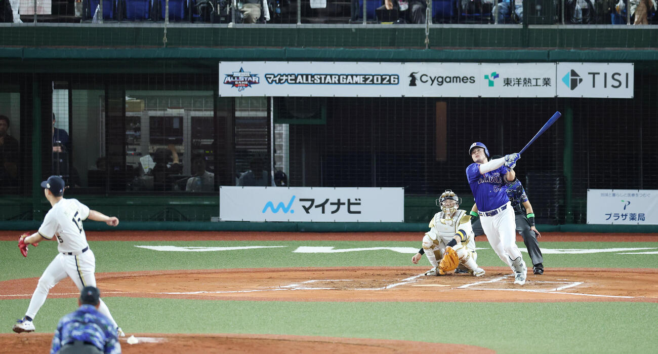 全パ対全セ　6回表全セ1死一塁、2点本塁打を放つ細川成也。投手椋木蓮（撮影・宮地輝）
