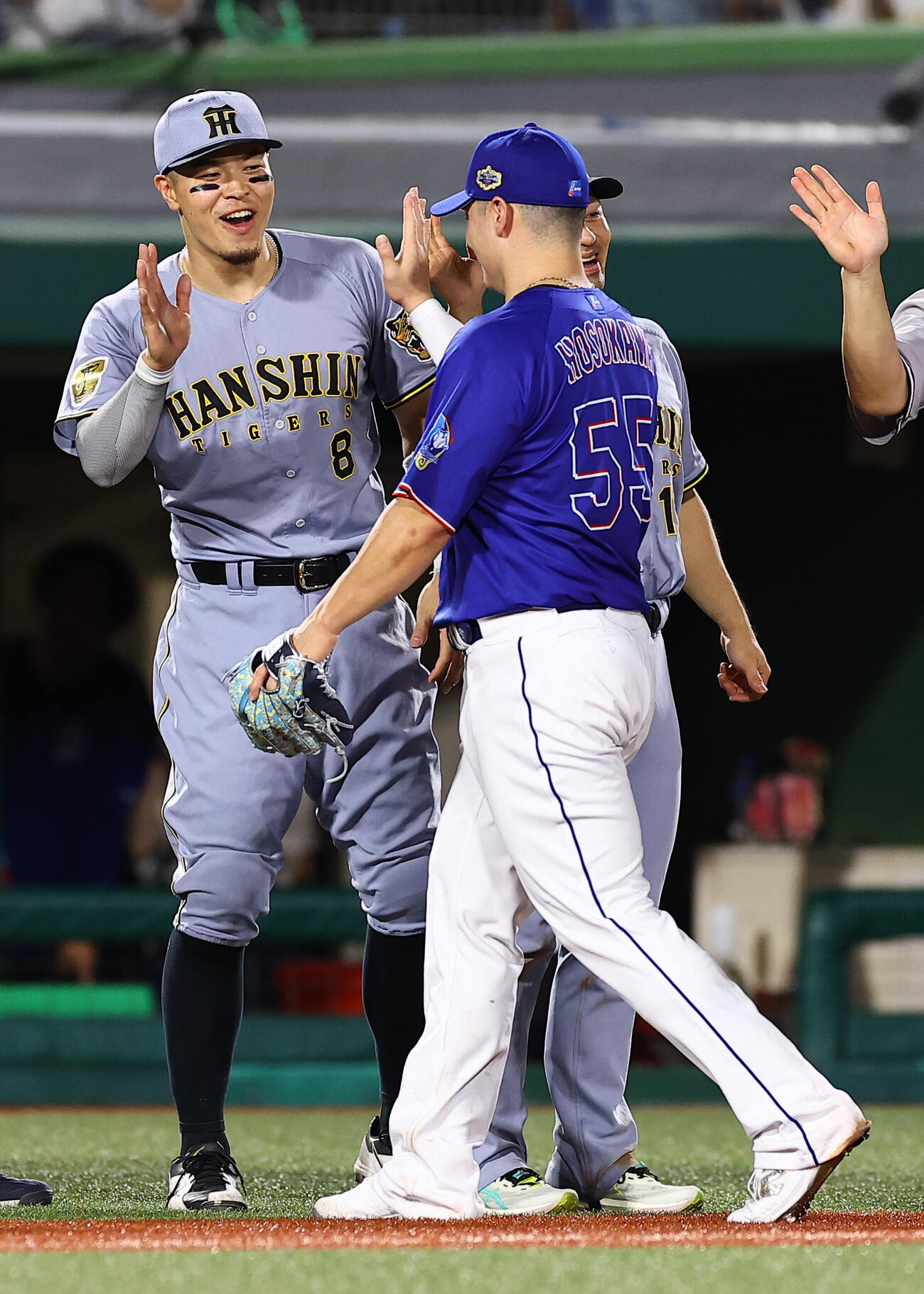 全パ対全セ　全パに勝利し2本塁打を放った細川成也（右）と笑顔でハイタッチをする佐藤輝明（撮影・上田博志）
