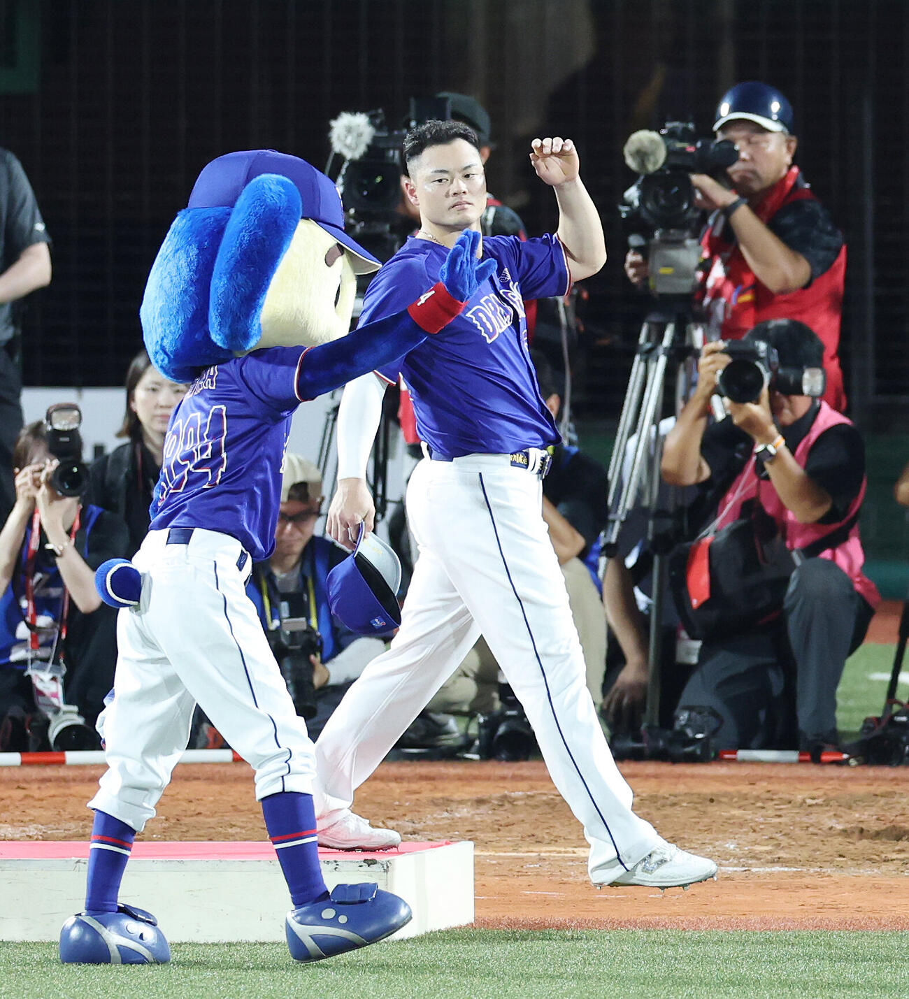 全パ対全セ　MVPに輝いた全セ細川成也（撮影・宮地輝）