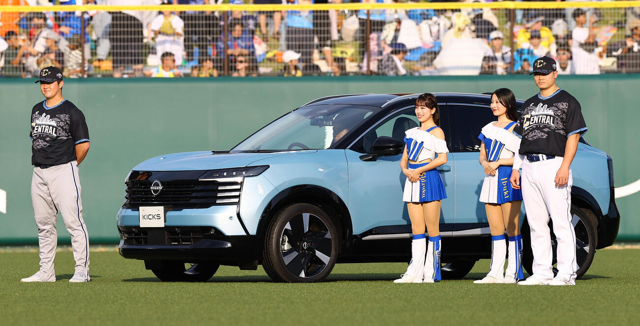 全パ対全セ　新型日産キックスで登場した牧秀悟（左）と細川成也（撮影・上田博志）