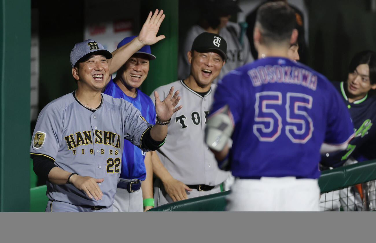 全パ対全セ　6回表全セ1死一塁、逆転2点本塁打を放った細川成也を笑顔で迎える藤川球児監督（左）ら（撮影・前田充）