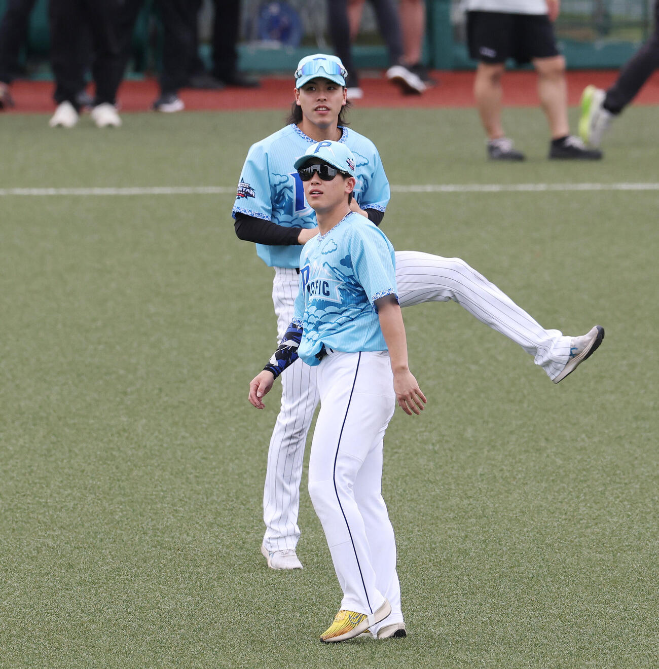 全パ対全セ　試合前練習に臨む西武滝沢夏央（手前）とロッテ小川龍成（撮影・宮地輝）
