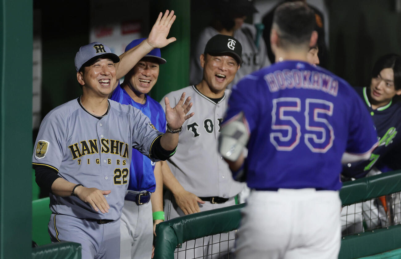 全パ対全セ　6回表全セ1死一塁、逆転2点本塁打を放った細川成也を笑顔で迎える藤川球児監督（左）ら（撮影・前田充）