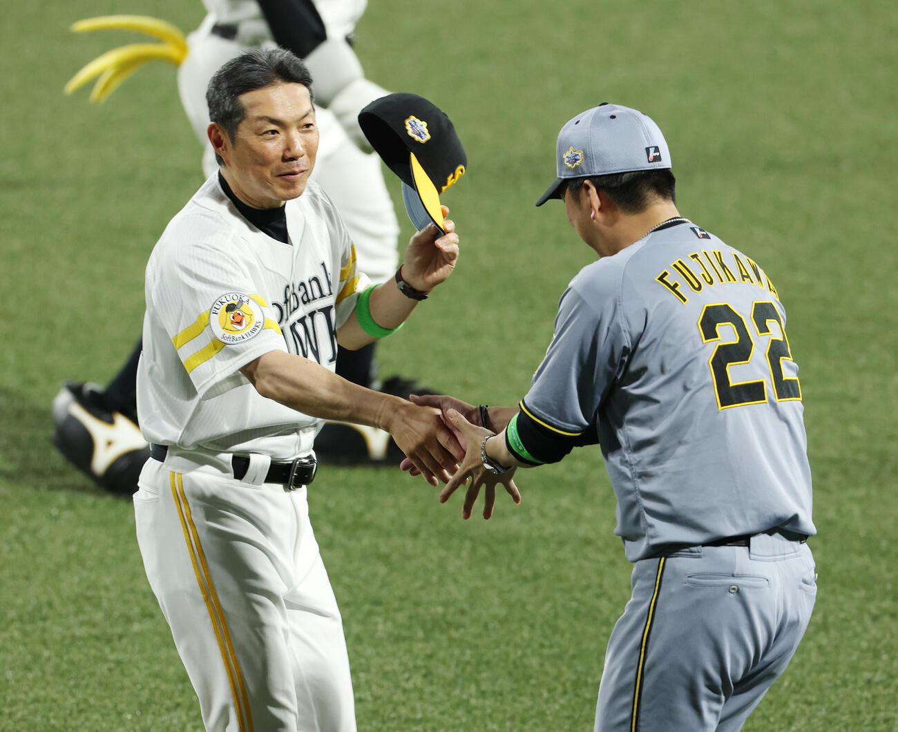 全パ対全セ　試合後、全セ藤川球児監督（右）と握手を交わす全パ小久保裕紀監督（撮影・宮地輝）