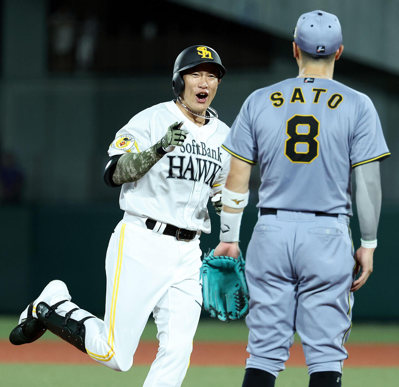 全パ対全セ　3回裏全パ死一、二塁、3点本塁打を放った柳田悠岐（左）は佐藤輝明に笑顔を向けて三塁を回る（撮影・浅見桂子）