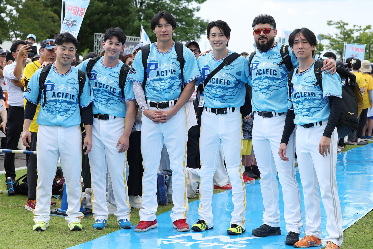 全パ対全セ　ブルーカーペットに参加したソフトバンクの選手たち。左から近藤健介、栗原陵矢、柳田悠岐、周東佑京、ロベルト・オスナ、大津亮介（撮影・前田充）