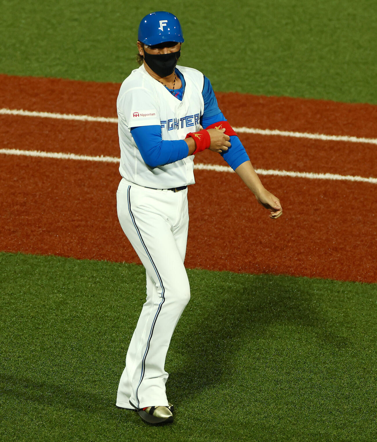 全パ対全セ　4回裏全パ無死一、三塁、打者滝沢夏央のとき新庄剛志一塁コーチは赤いバンテージの位置を変える（撮影・加藤哉）
