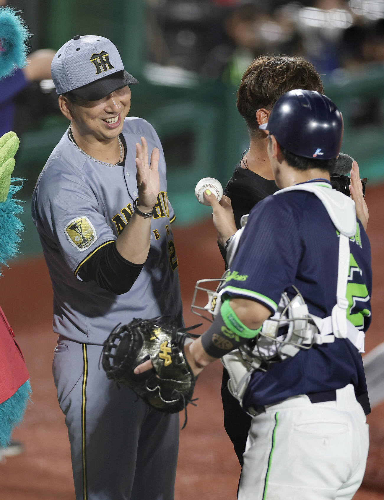 全パ対全セ　全パに勝利し、古賀優大（右）からウイニングボールを受け取る全セ藤川球児監督（撮影・前田充）