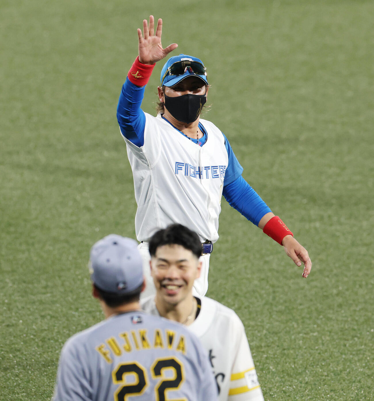 全パ対全セ　試合後、手を振る日本ハム新庄剛志監督（撮影・宮地輝）