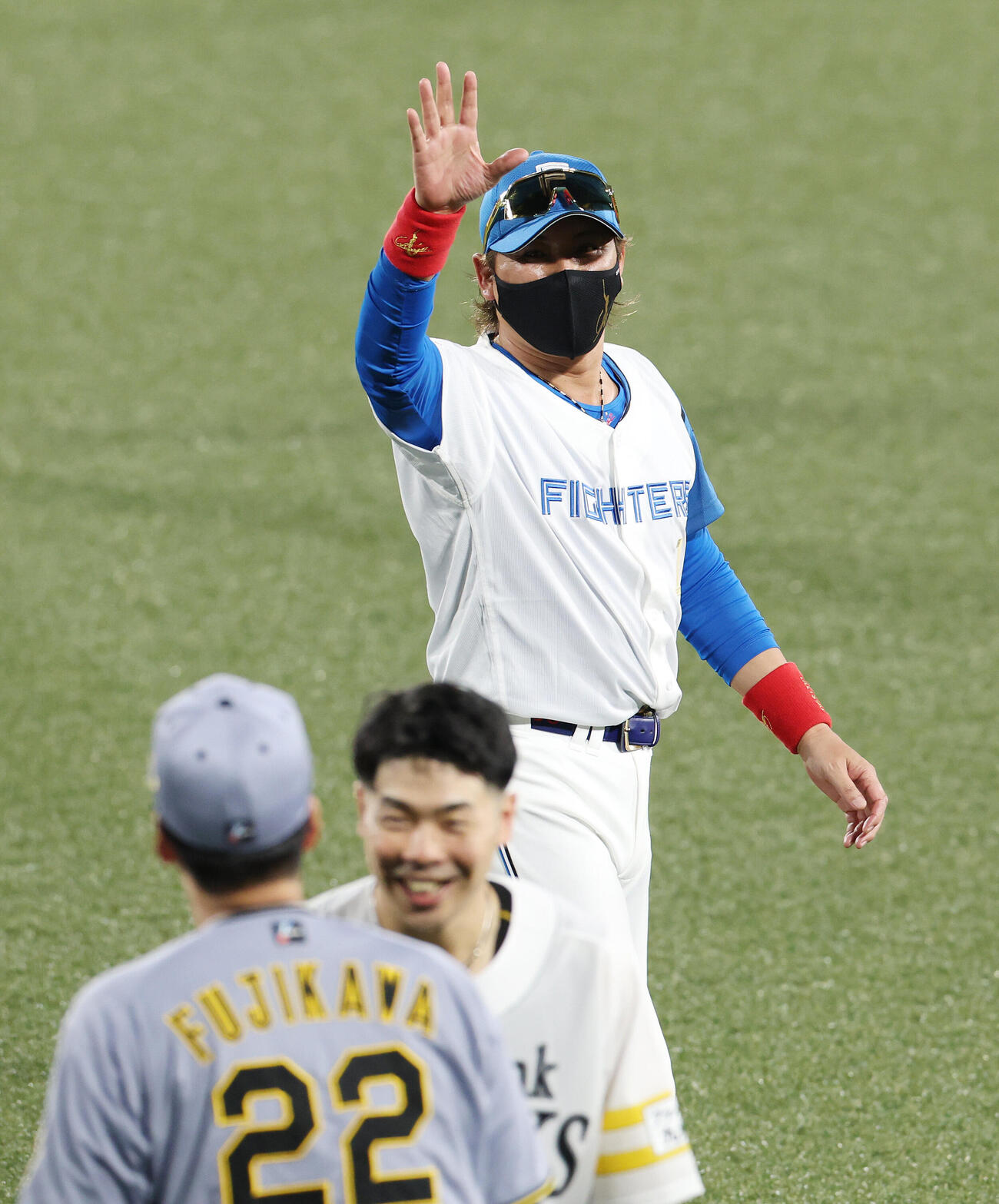 全パ対全セ　試合後、手を振る日本ハム新庄剛志監督（撮影・宮地輝）