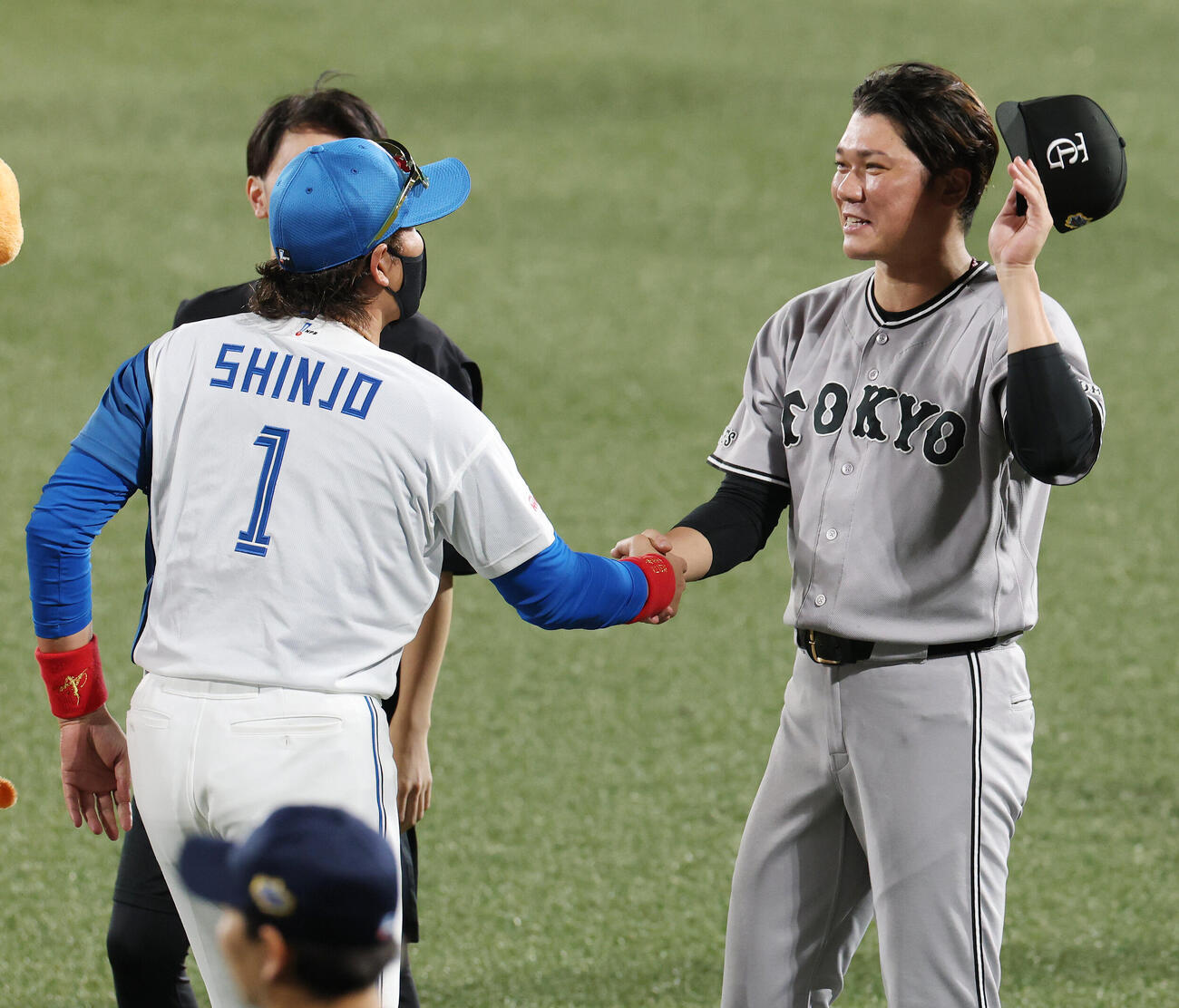 全パ対全セ　試合後、握手を交わす日本ハム新庄剛志監督（左）と巨人坂本勇人（撮影・宮地輝）