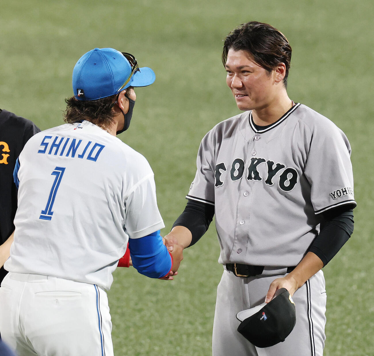 全パ対全セ　試合後、握手し言葉を交わす日本ハム新庄剛志監督（左）と巨人坂本勇人（撮影・宮地輝）
