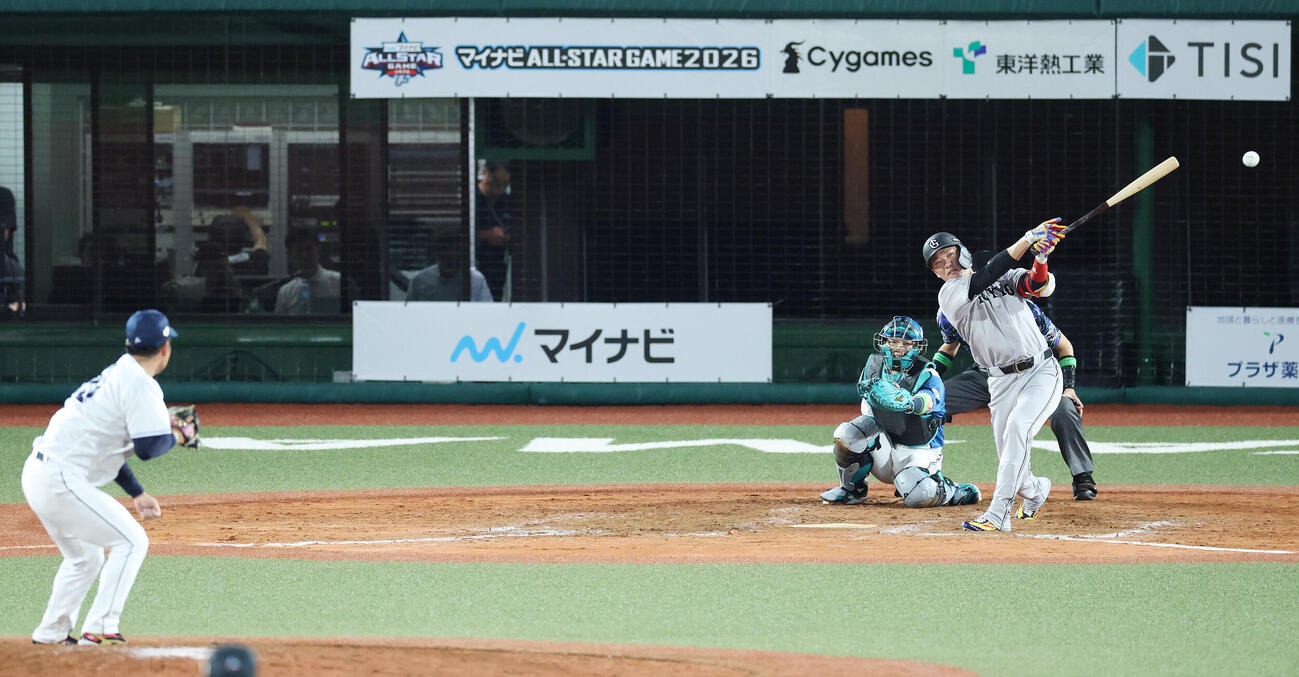 全パ対全セ　9回表全セ無死、左前打を放つ坂本勇人。投手岩城颯空（撮影・宮地輝）