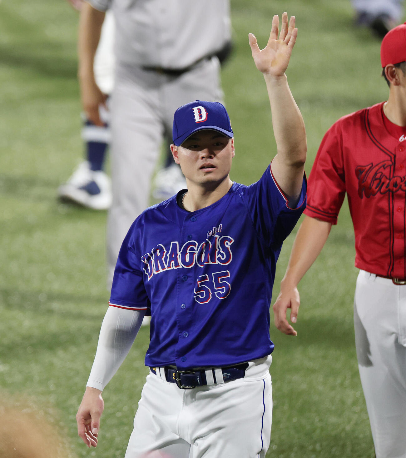 全パ対全セ　試合後、手を振る中日細川成也（撮影・宮地輝）