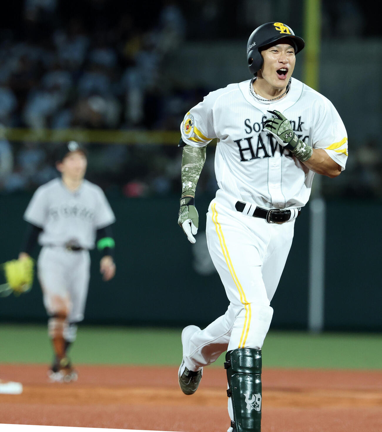 全パ対全セ　3回裏全パ死一、二塁、3点本塁打を放った柳田悠岐は笑顔で三塁を回る（撮影・浅見桂子）
