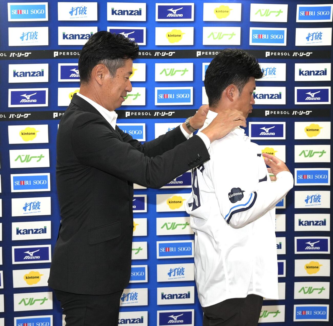 西武入団会見でユニフォームを着る若林楽人（右）と広池浩司球団本部長（撮影・小島史椰）