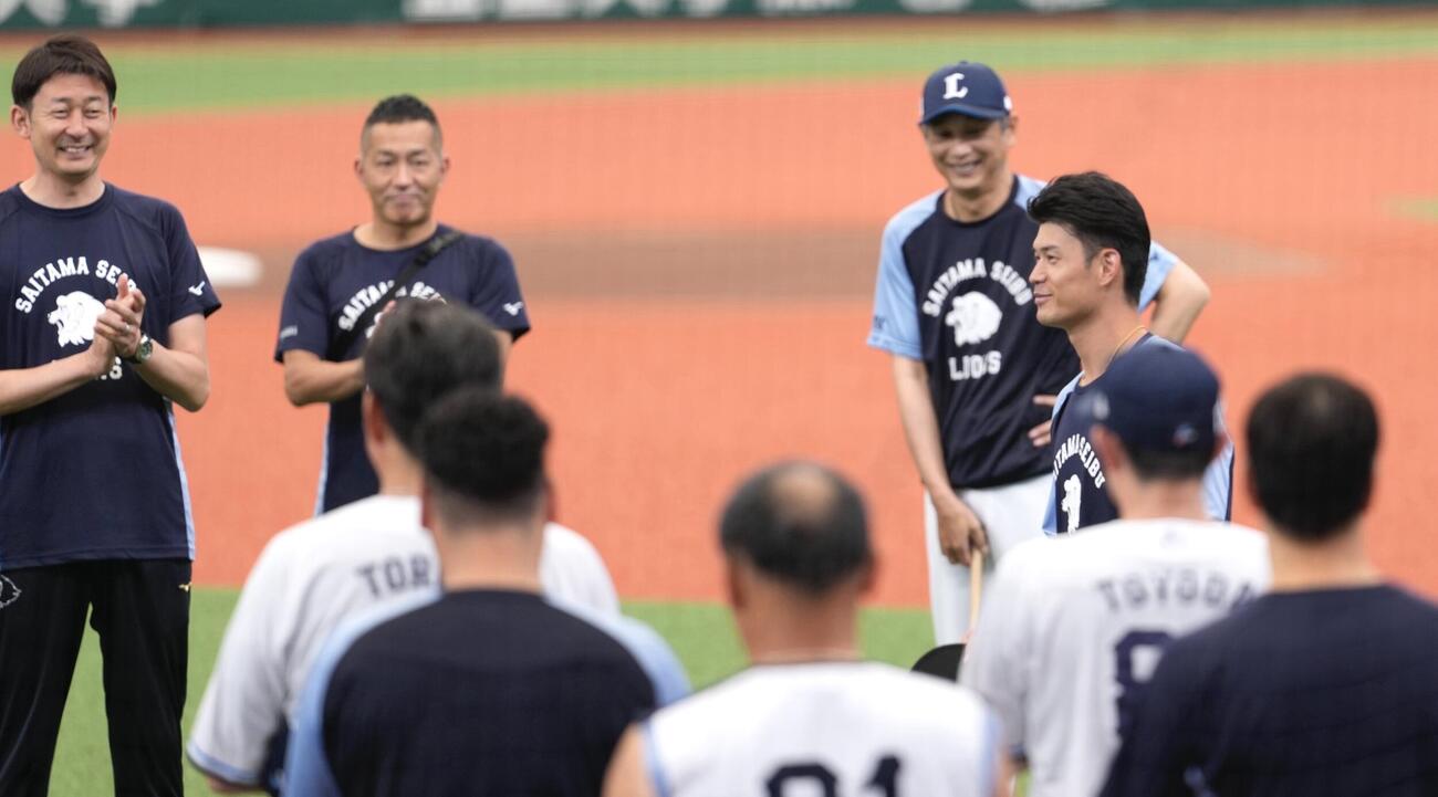 練習に合流しあいさつをする西武若林楽人（右）（撮影・小島史椰）