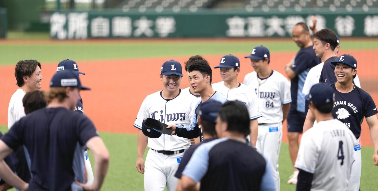 練習に合流し笑顔で選手に迎えられる西武若林楽人（中央）（撮影・小島史椰）