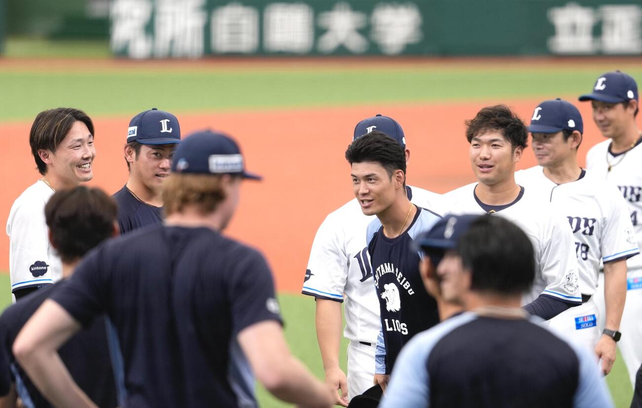 練習に合流し笑顔で選手に迎えられる西武若林楽人（中央）（撮影・小島史椰）