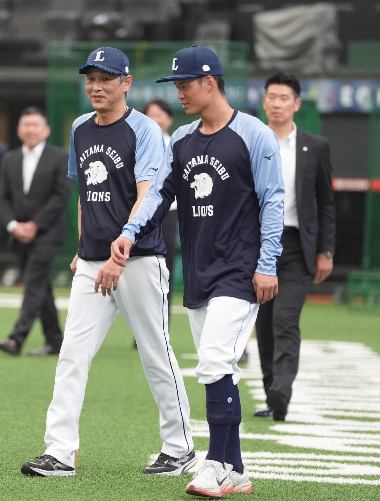 練習に合流し話をする西武西口文也監督（左）と若林楽人（撮影・小島史椰）