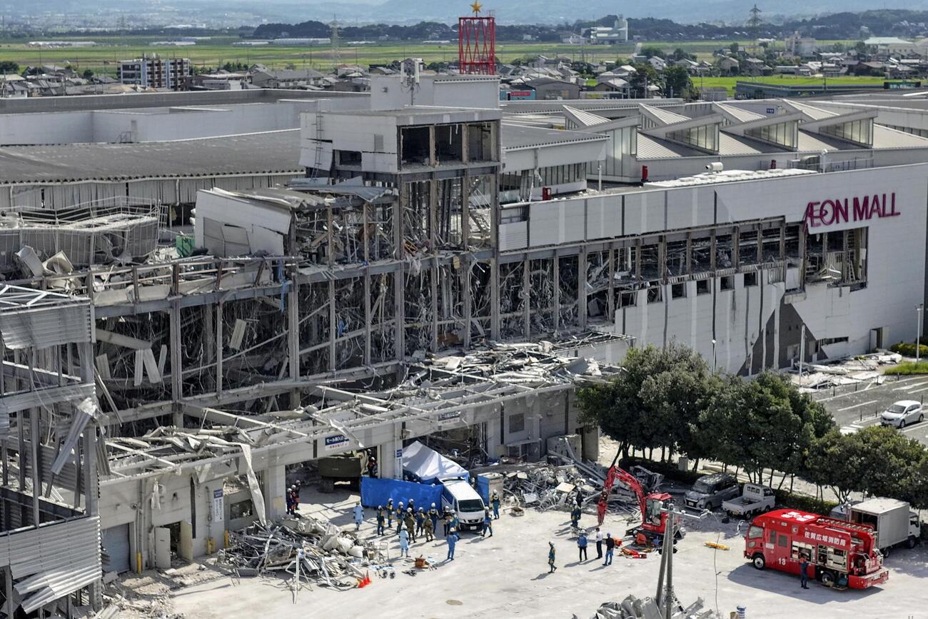 爆発が起き、救助活動が続く「イオンモール熊本」＝30日午前9時15分、熊本県嘉島町（ドローンから）（共同）