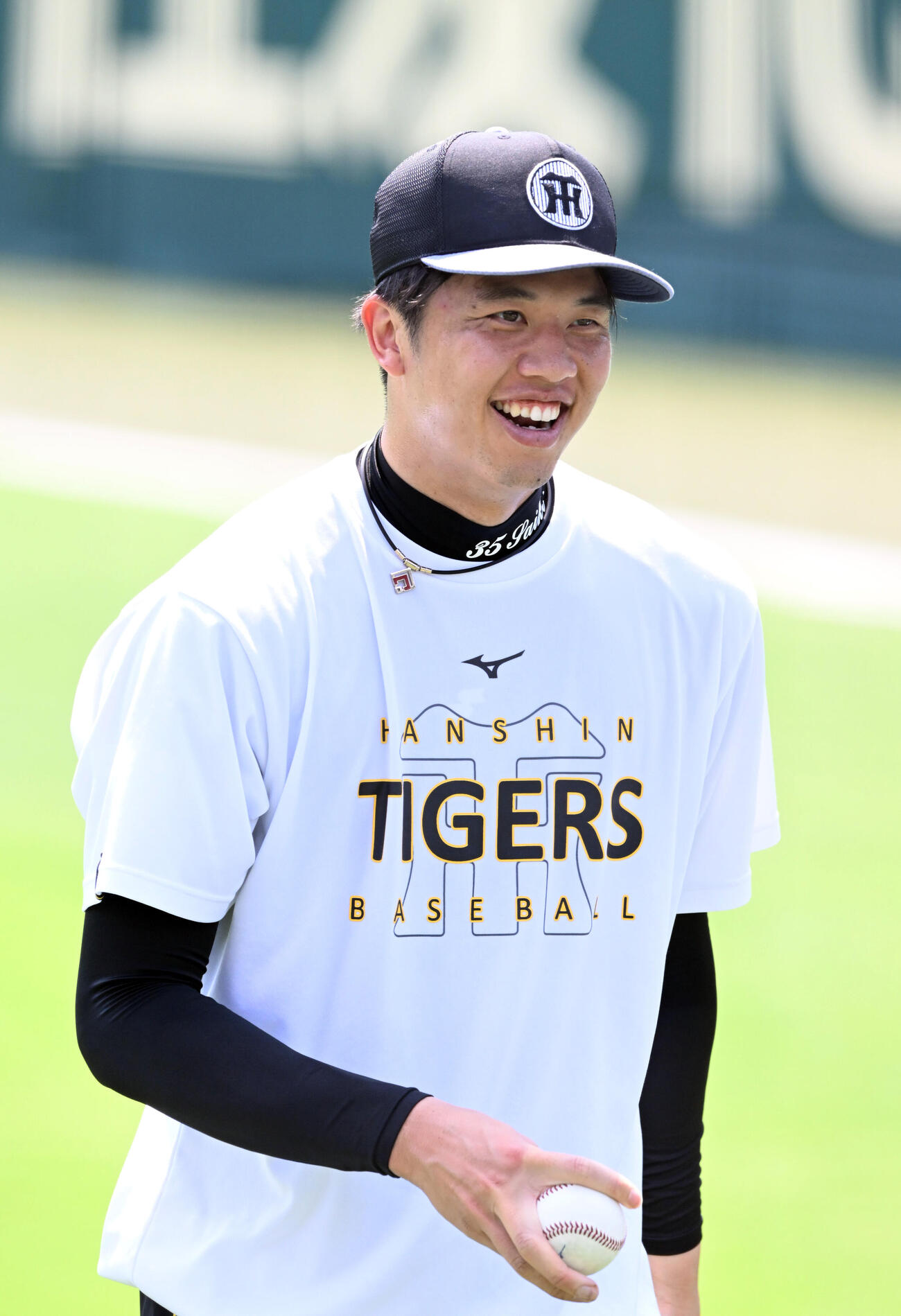 キャッチボール後、笑顔を見せる阪神才木浩人（撮影・和賀正仁）