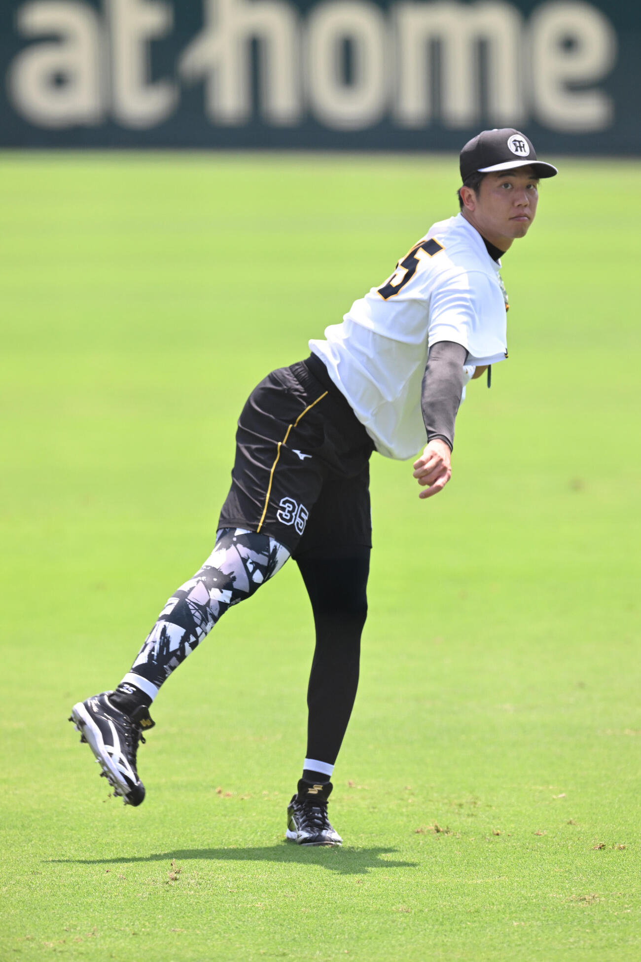 甲子園の外野でキャッチボールする阪神才木浩人（撮影・和賀正仁）