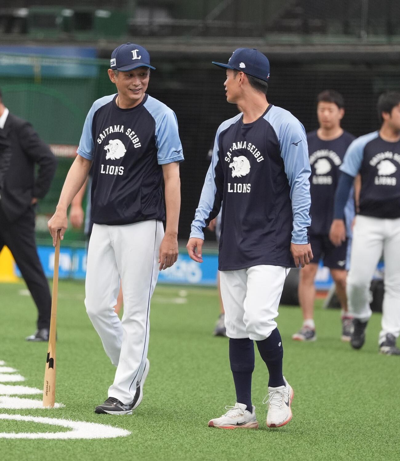 練習に合流し話をする西武西口文也監督（左）と若林楽人（撮影・小島史椰）