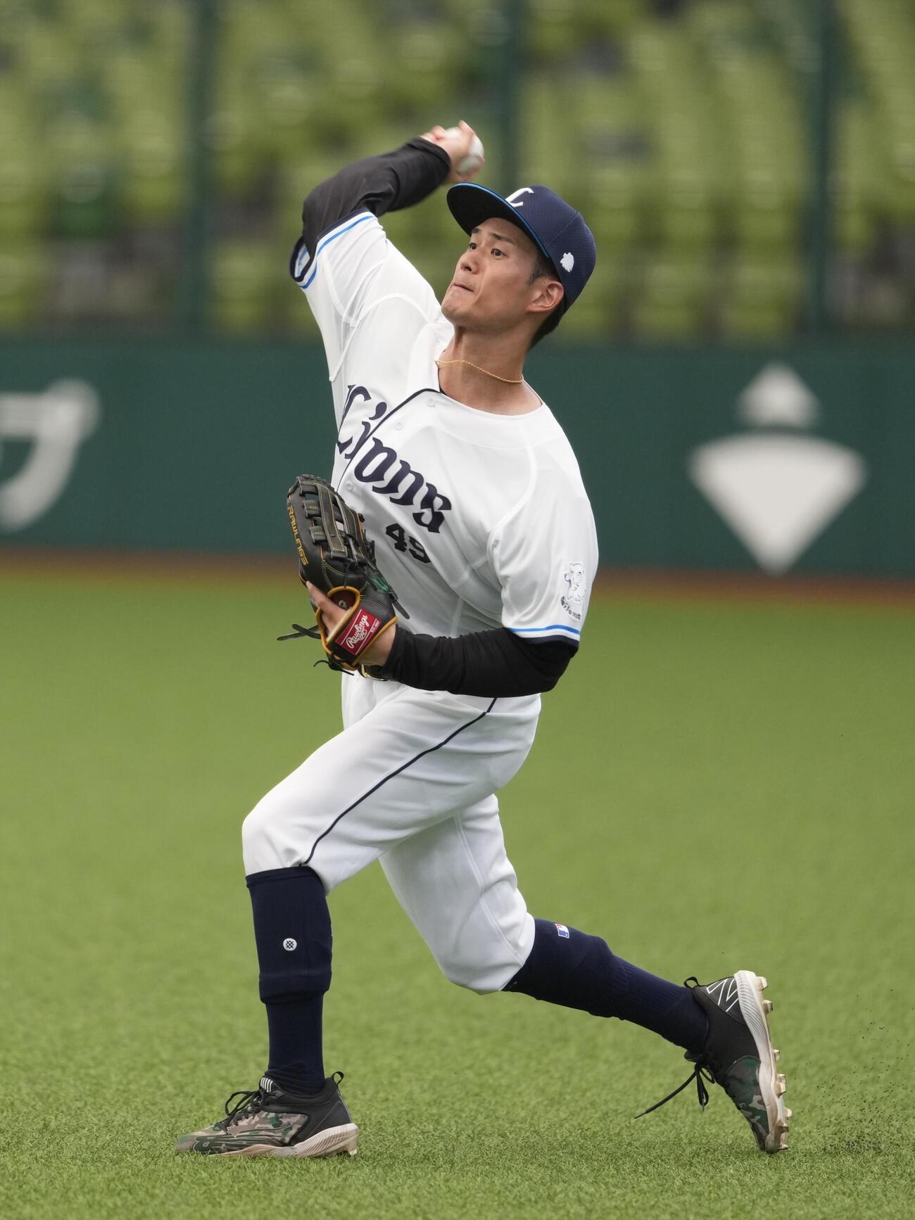 守備練習をする西武若林楽人（撮影・小島史椰）