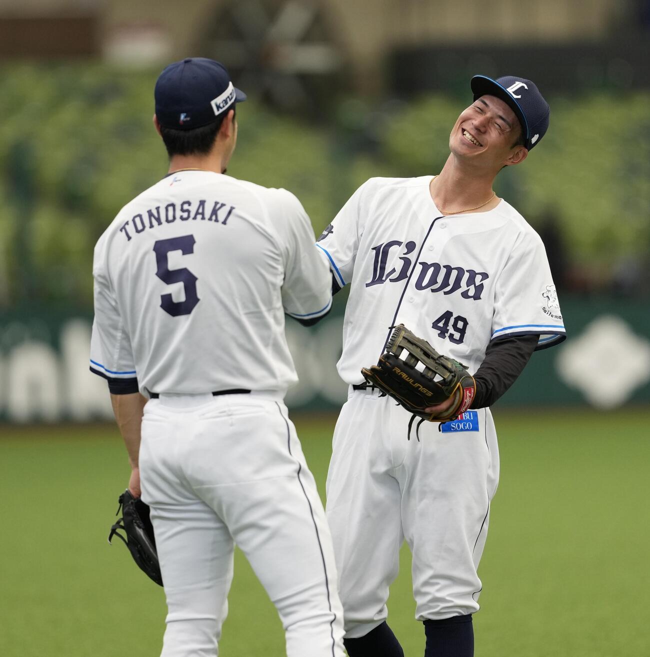 練習で笑顔を見せる西武若林楽人（右）と外崎修汰（撮影・小島史椰）