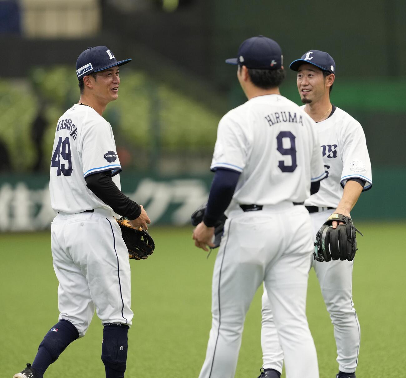 練習で笑顔を見せる、左から西武若林楽人、蛭間拓哉、外崎修汰（撮影・小島史椰）